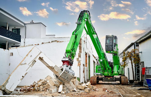 All-rounder demolition machine: The new SENNEBOGEN 825 E