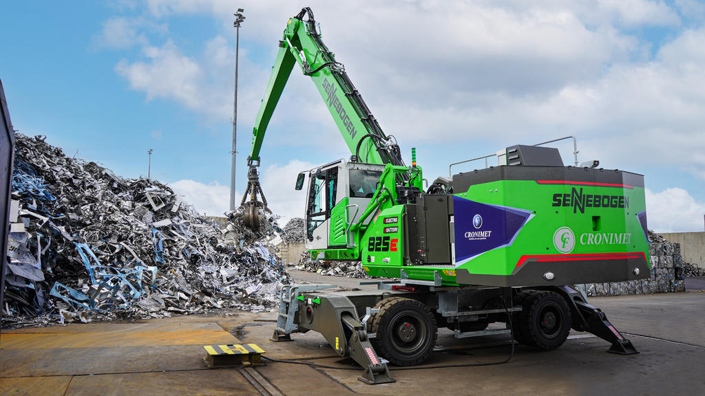 SENNEBOGEN presents the new 30 t battery-powered material handler 825 ...