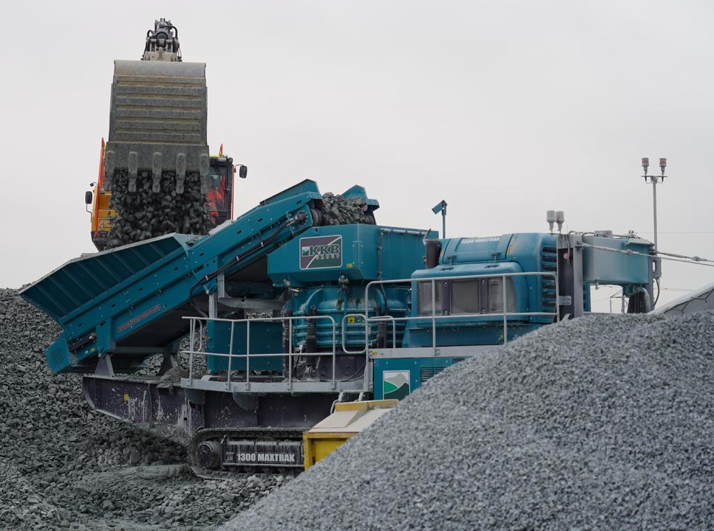Blue Machinery supply a trio of Powerscreen machines for KKB at Tilbury