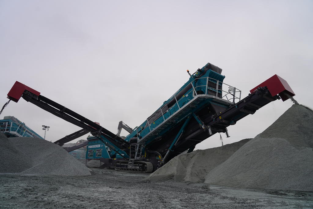 Blue Machinery supply a trio of Powerscreen machines for KKB at Tilbury