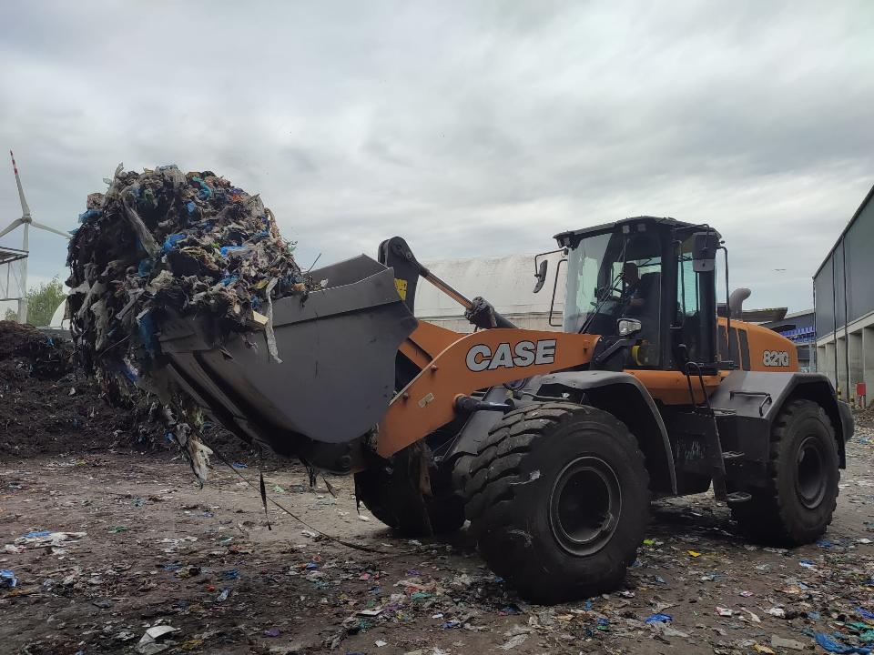 Case loaders celebrate success in Polish Waste Handling Market | Hub-4